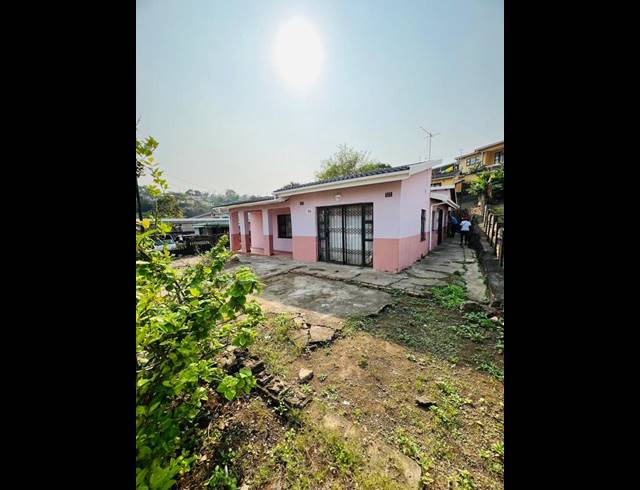 6 BEDROOM HOUSE FOR SALE IN UMLAZI A